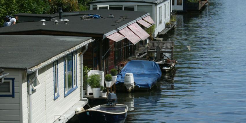 Amsterdam sluit 11 illegale hotelboten