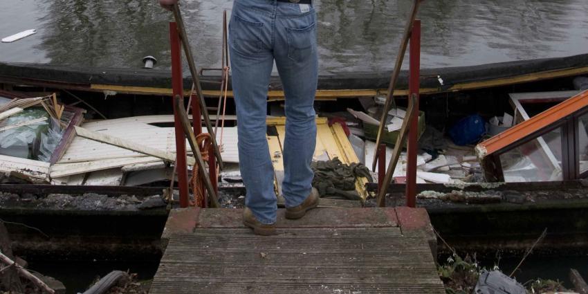 Dode en zwaargewonde bij explosie op woonboot in Wormer