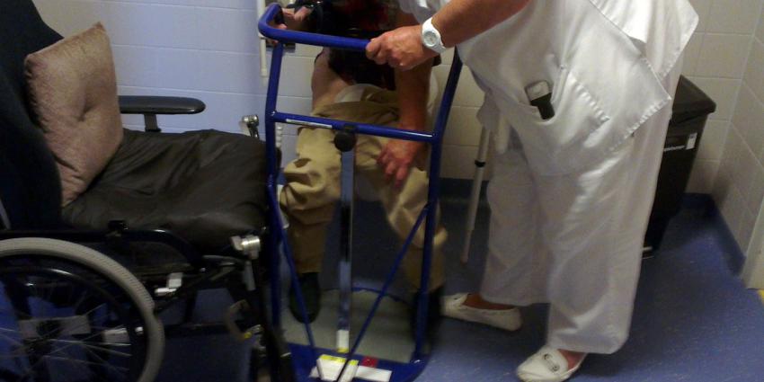 FNV blij dat verdere bezuinigingen op de zorg van de baan zijn