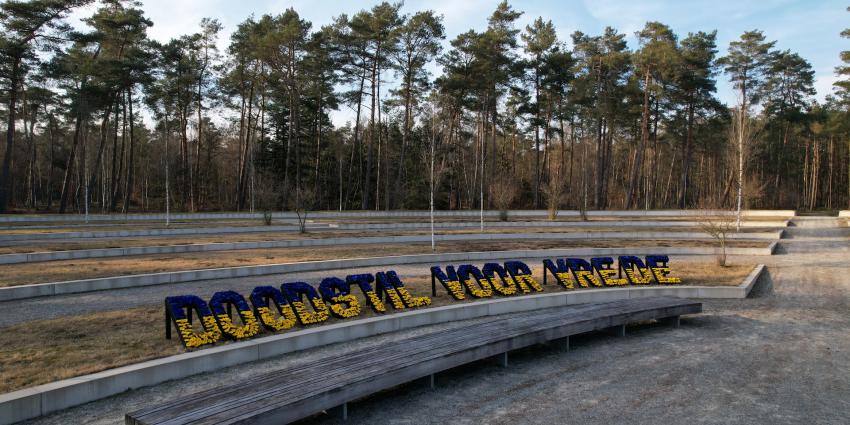 Alle bloemen samen vormden de tekst Doodstil voor Vrede