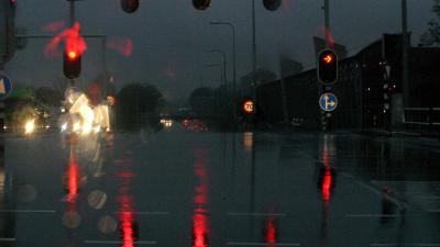regen-verkeerslicht-donker-herfst
