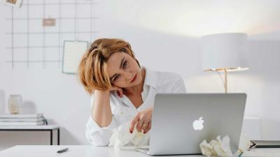 vermoeidheid-vrouw-laptop