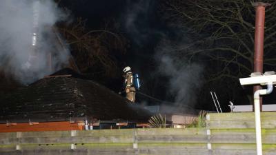 schuurbrand-brandweerman-blussen