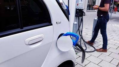 auto-elektrisch-opladen-stekker