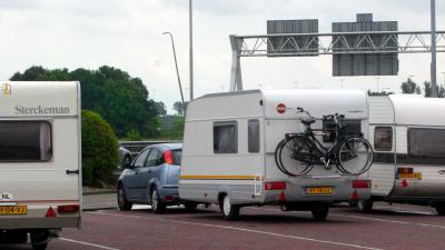 caravans-rustplaats-snelweg-vakantie-fietsen