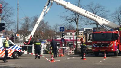 Persoon hangt aan brug