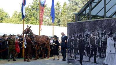 Prinses Beatrix opent paviljoen 'Nederland en de Eerste Wereldoorlog'