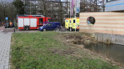 Man vastgezogen in de modder van de sloot