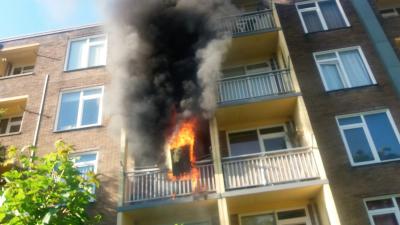 Forse brand op balkon van flatwoning