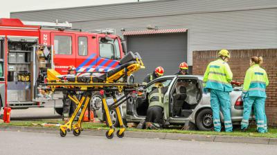 Auto vliegt uit de bocht in Geldrop