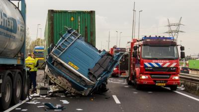 Foto van chaos na aanrijding op A15 | Flashphoto | www.flashphoto.nl