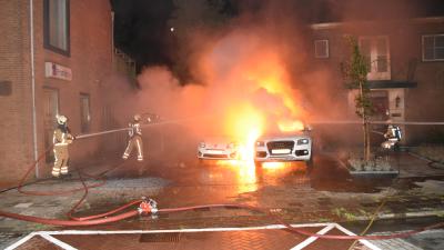 Auto's in brand voor woning René Karst
