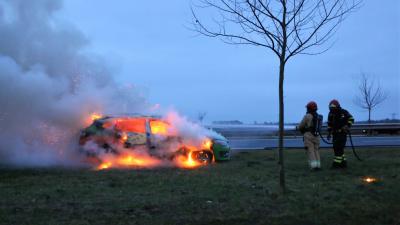 Auto uitgebrand op N33