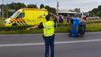 Foto van auto op zijn kant in Nijnsel | Persburo Sander van Gils | www.persburausandervangils.nl