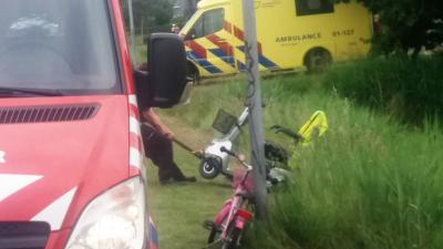 Hulpdiensten helpen bestuurder scootmobiel uit het water