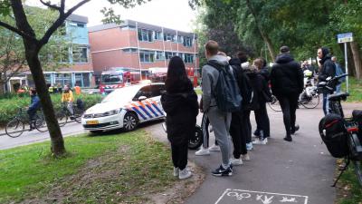 Leerlingen kijken toe hoe brandweer bezig is