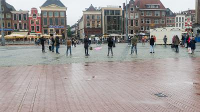 Demonstranten op Grote Markt voor kinderen op Lesbos