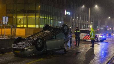 Auto botst op betonnen wegafscheiding