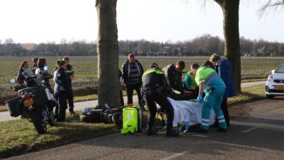 Motorrijdster rijdt tegen boom in Annen