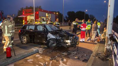 Drie gewonden na aanrijding met lantaarnpaal
