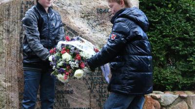 Foto van kranslegging bij monument Gieten | Van Oost Media | www.vanoostmedia.nl