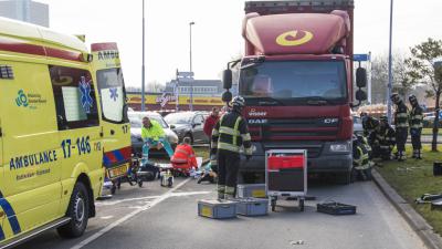 Fietser zwaargewond na aanrijding met vrachtwagen