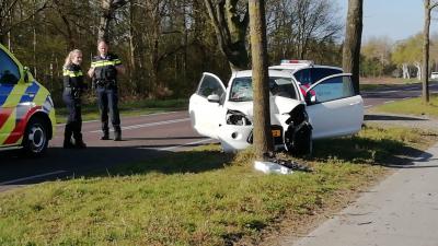 auto tegen boom in Donderen