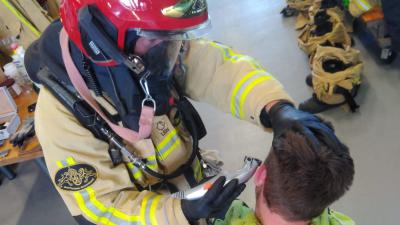 Brandweerman scheert collega