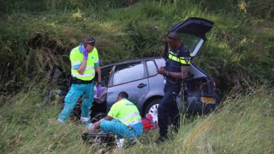 Foto van auto in de sloot