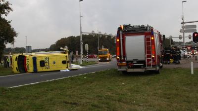 Foto van ambulance op zijn kant | Willy Smits | www.112journaal.nl