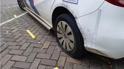 Lekke band politieauto