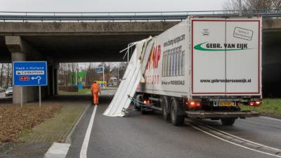 Vrachtwagen verliest dag van aanhanger