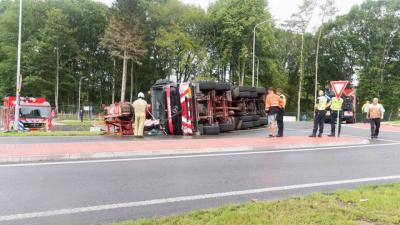 Gekantelde vrachtwagen op rotonde