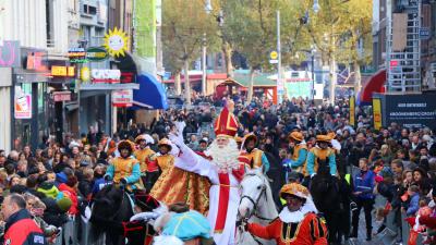 Sint krijgt warm onthaal in Amsterdam