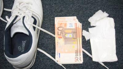 Foto van vals geld in schoenen | Kmar