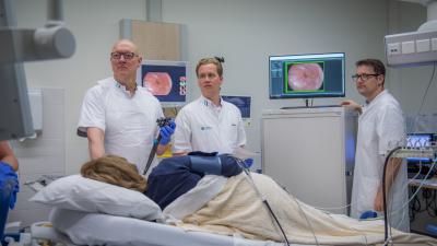 prof. dr. Erik Schoon tijdens een behandeling (foto vóór coronatijd gemaakt)