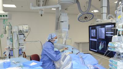 Cardioloog dr. Pepijn van der Voort op een hartcathetherisatiekamer in het Catharina Ziekenhuis