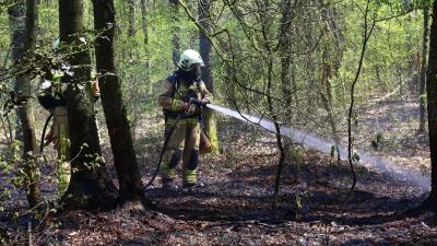 Foto van blussende brandweerman