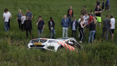 Politieauto naast de weg