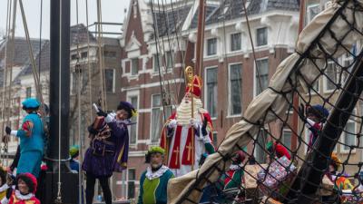 Sinterklaas komt aan in de Zuiderhaven