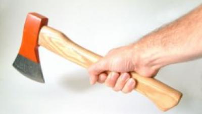 man, aangehouden, bedreigen, buren, hakbijl