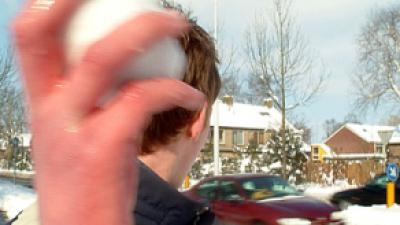Jongen (12) geslagen en bestolen na sneeuwballen gooien
