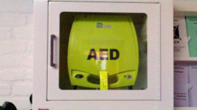 Jongeren proberen AED te stelen