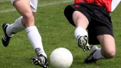 Foto van voetballers op veld | Archief FBF.nl