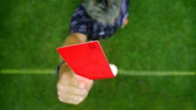 Foto van scheidsrechter met rode kaart