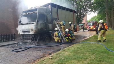 Brandweer blust vrachtwagen