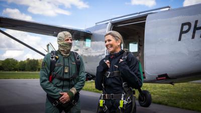 Koningin Máxima maakt parachutesprong met commando
