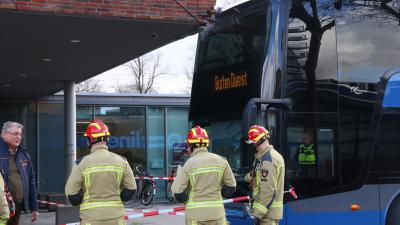 Bus tegen gevel station