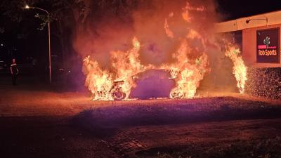 Auto volledig in brand