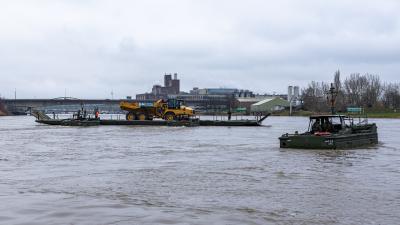 Door militairen snel opgezette veerverbinding om zwaar materieel voor nooddam te vervoeren.